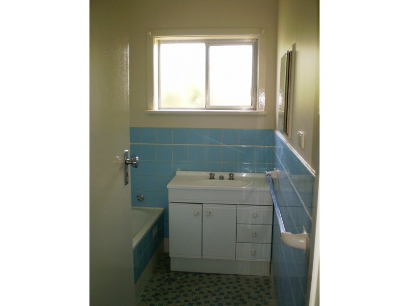 1 Mathoura Avenue, Mount Austin NSW 2650