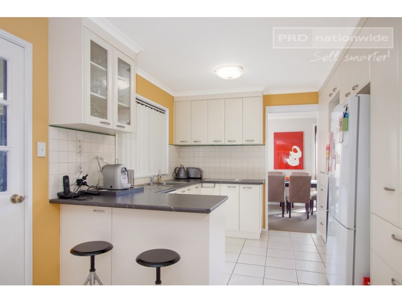 12 Eyre Street, Lake Albert NSW 2650