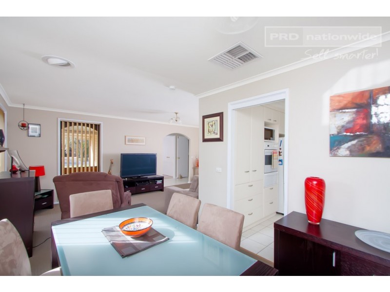 12 Eyre Street, Lake Albert NSW 2650