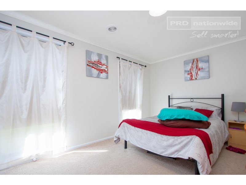 12 Eyre Street, Lake Albert NSW 2650