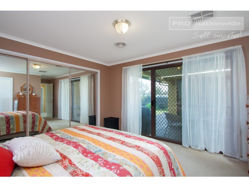 12 Eyre Street, Lake Albert NSW 2650