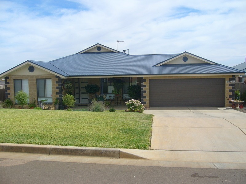 46 Kaloona Drive, Bourkelands NSW 2650