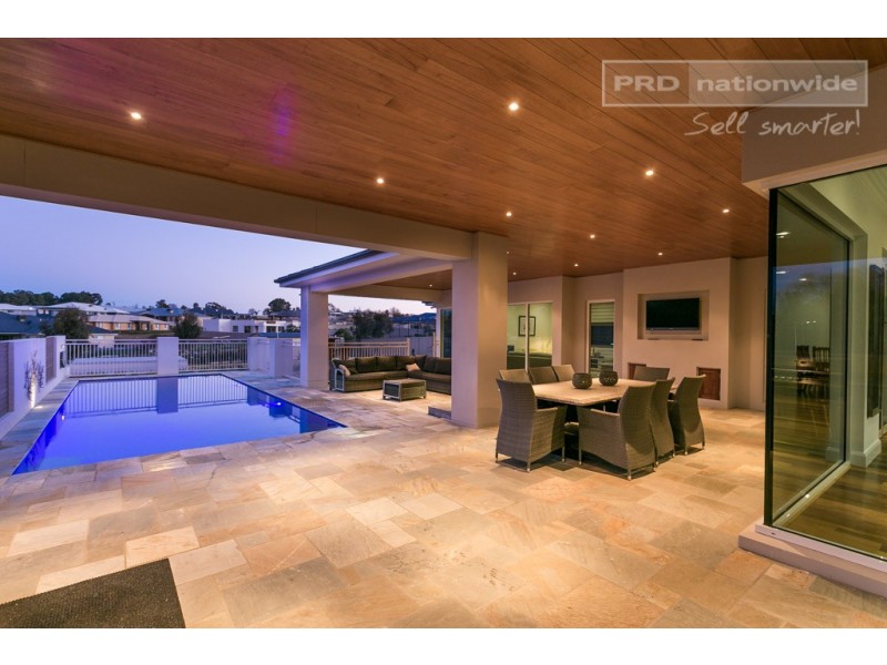 22 Plunkett Drive, Lake Albert NSW 2650