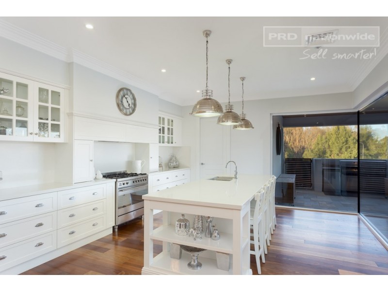 22 Plunkett Drive, Lake Albert NSW 2650