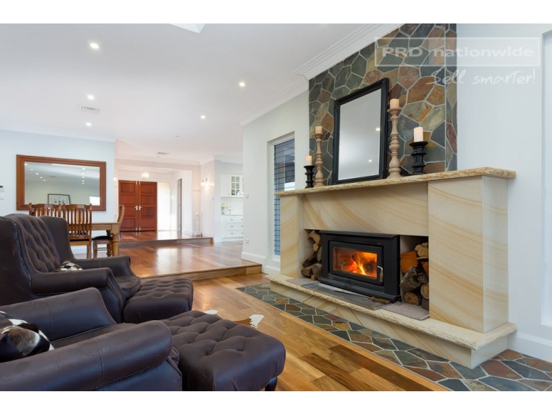 22 Plunkett Drive, Lake Albert NSW 2650