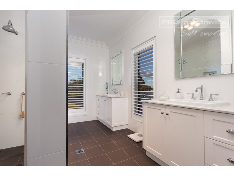 22 Plunkett Drive, Lake Albert NSW 2650