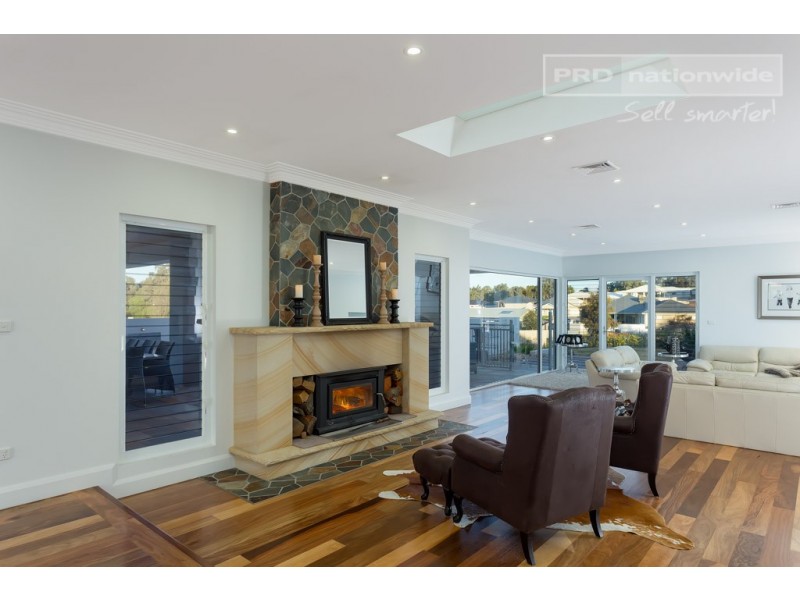 22 Plunkett Drive, Lake Albert NSW 2650