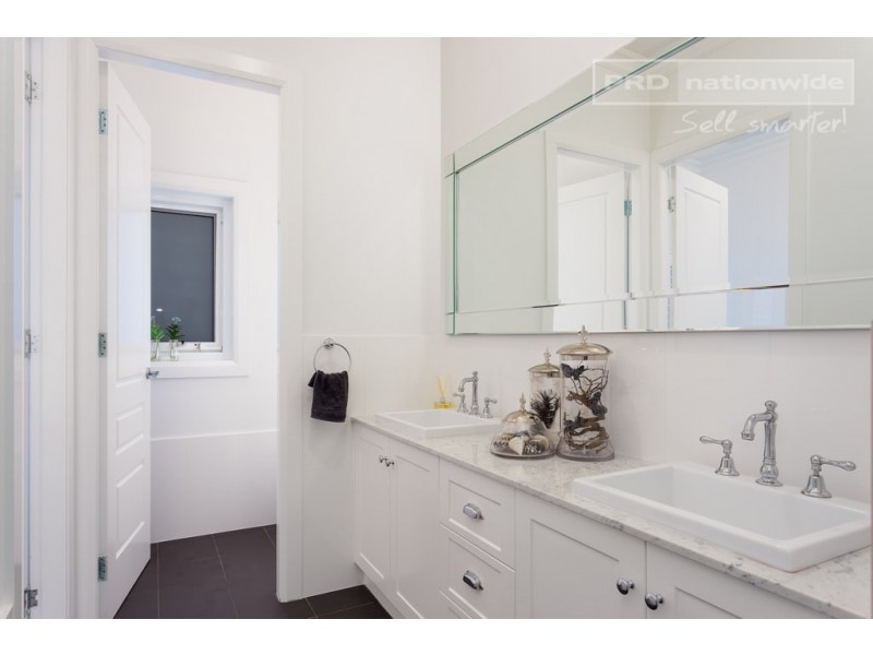 22 Plunkett Drive, Lake Albert NSW 2650