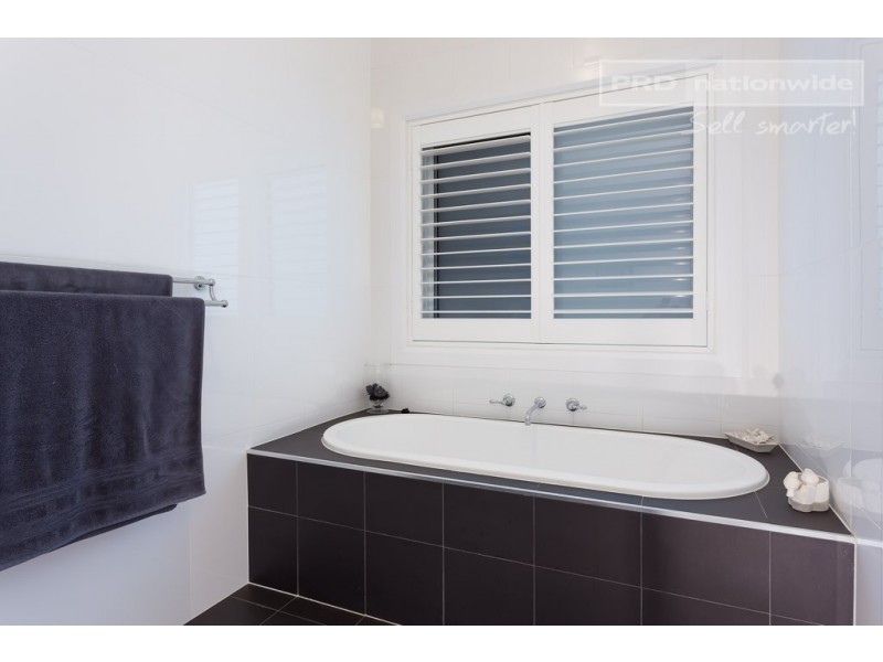 22 Plunkett Drive, Lake Albert NSW 2650