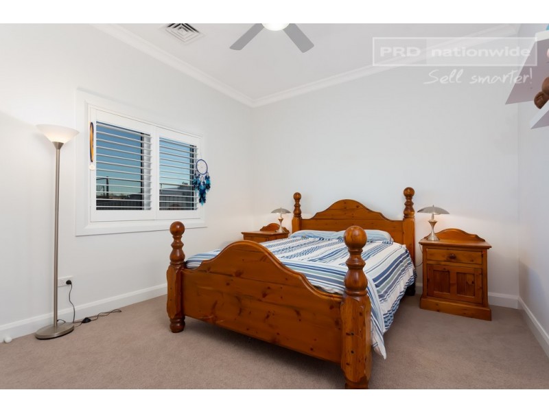 22 Plunkett Drive, Lake Albert NSW 2650