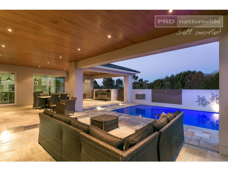 22 Plunkett Drive, Lake Albert NSW 2650