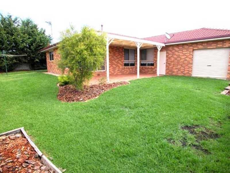 2 Chisolm Place, Lloyd NSW 2650