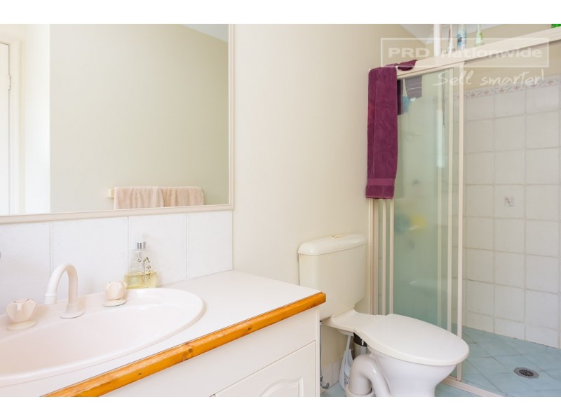 1/4 Jervis Place, Tatton NSW 2650