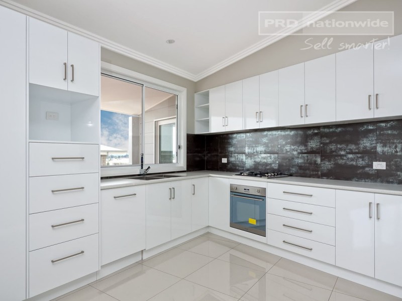 4 Park Place, Lloyd NSW 2650