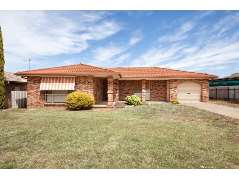 60 Dalman Parkway, Glenfield Park NSW 2650