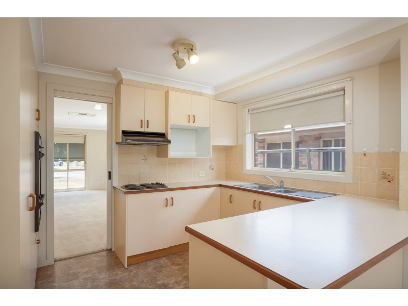 60 Dalman Parkway, Glenfield Park NSW 2650