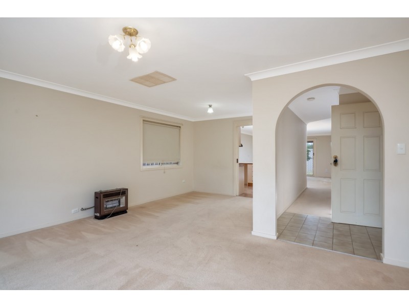 60 Dalman Parkway, Glenfield Park NSW 2650