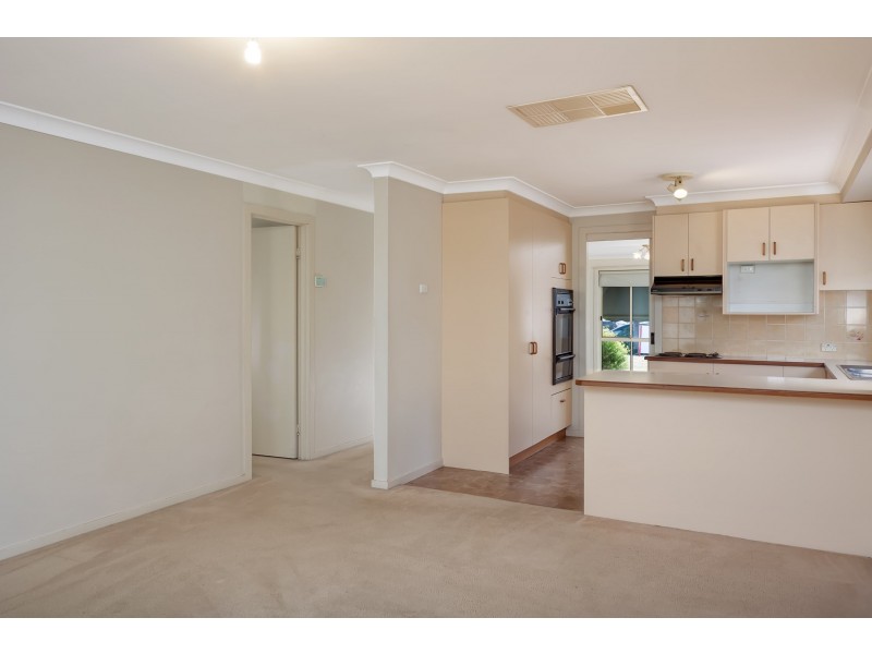 60 Dalman Parkway, Glenfield Park NSW 2650