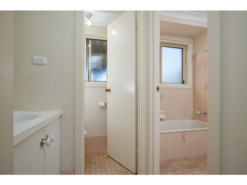 60 Dalman Parkway, Glenfield Park NSW 2650
