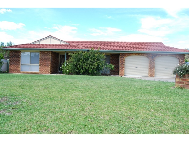 13 Tura Place, Glenfield Park NSW 2650