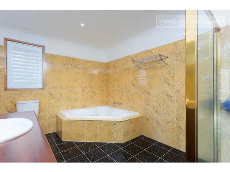 14 Balala Crescent, Bourkelands NSW 2650