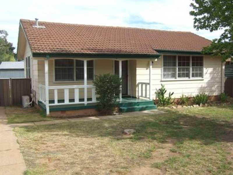 3 Baird Avenue, Kooringal NSW 2650