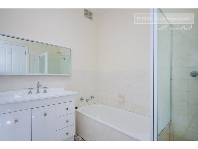 114 Macleay Street, Turvey Park NSW 2650