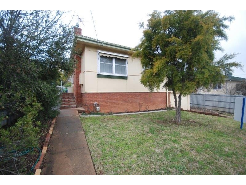 33 Mitchelmore Street, Wagga Wagga NSW 2650