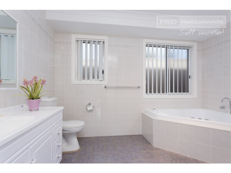 4 Nethereby Place, Bourkelands NSW 2650