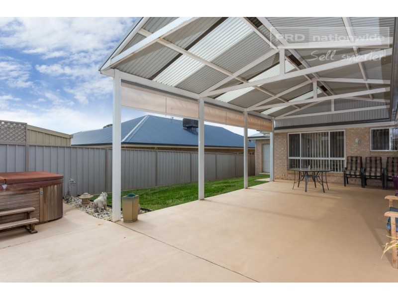 4 Nethereby Place, Bourkelands NSW 2650