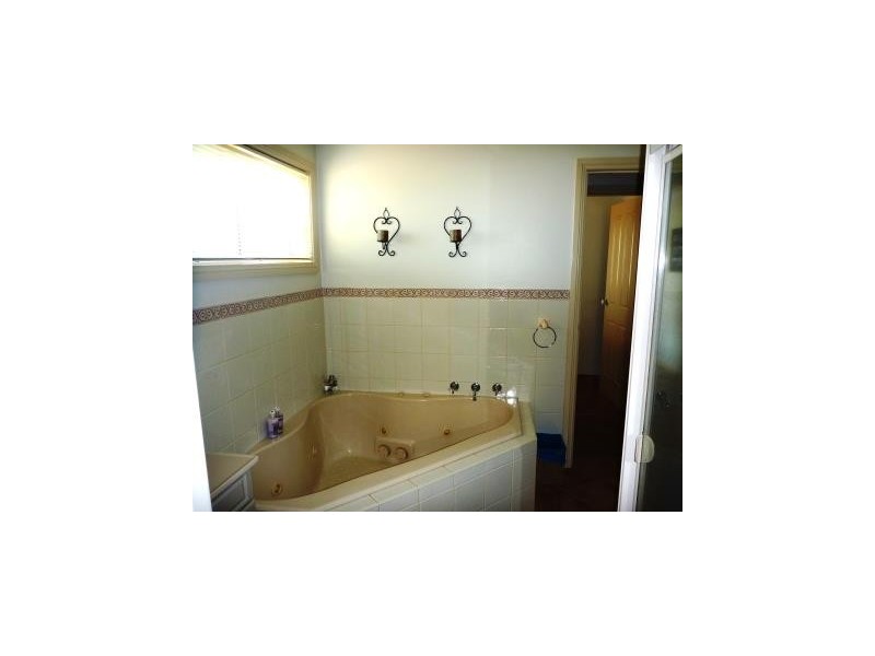 4 Titanga Place, Bourkelands NSW 2650