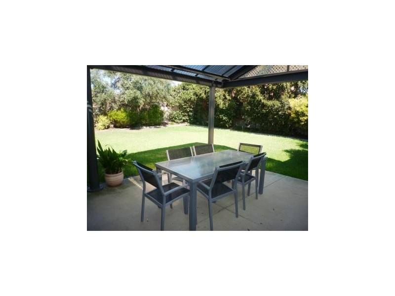 4 Titanga Place, Bourkelands NSW 2650