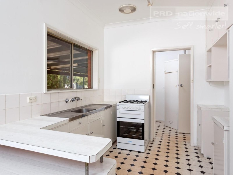 16 Nixon Crescent, Tolland NSW 2650