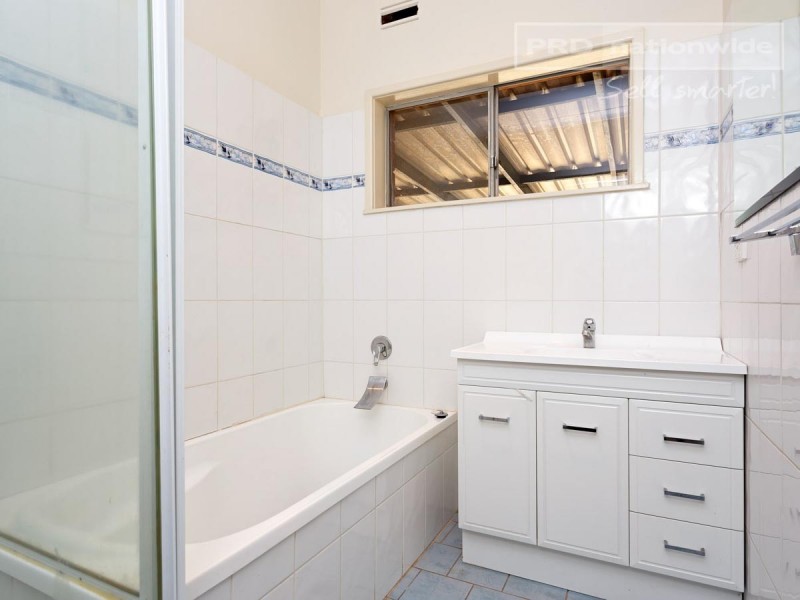 16 Nixon Crescent, Tolland NSW 2650