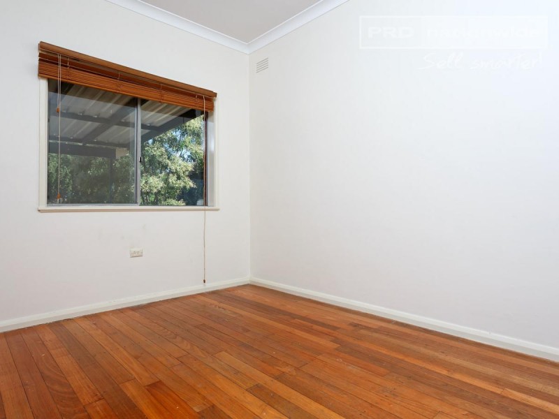 16 Nixon Crescent, Tolland NSW 2650