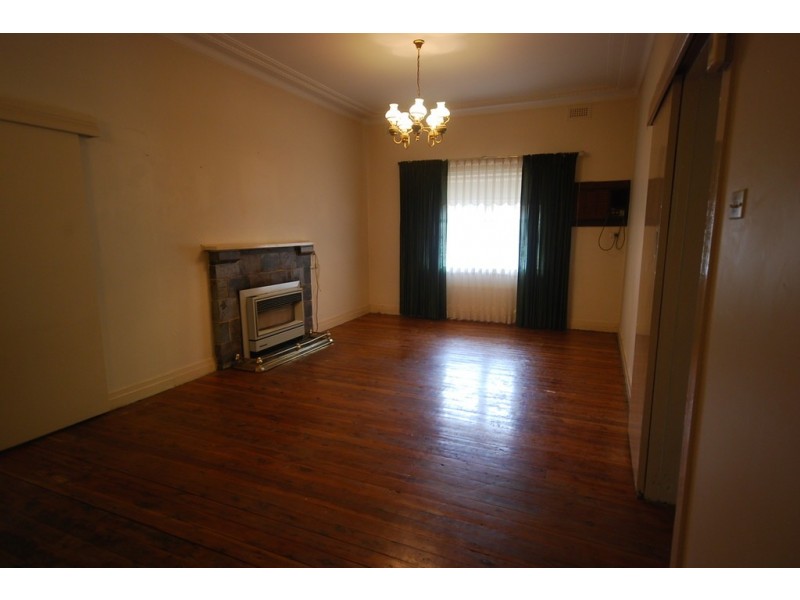 8 Inverary Street, Turvey Park NSW 2650