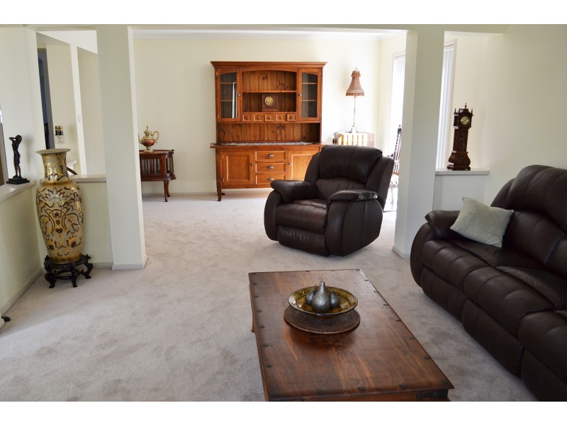 7 Lakehaven Drive, Lake Albert NSW 2650