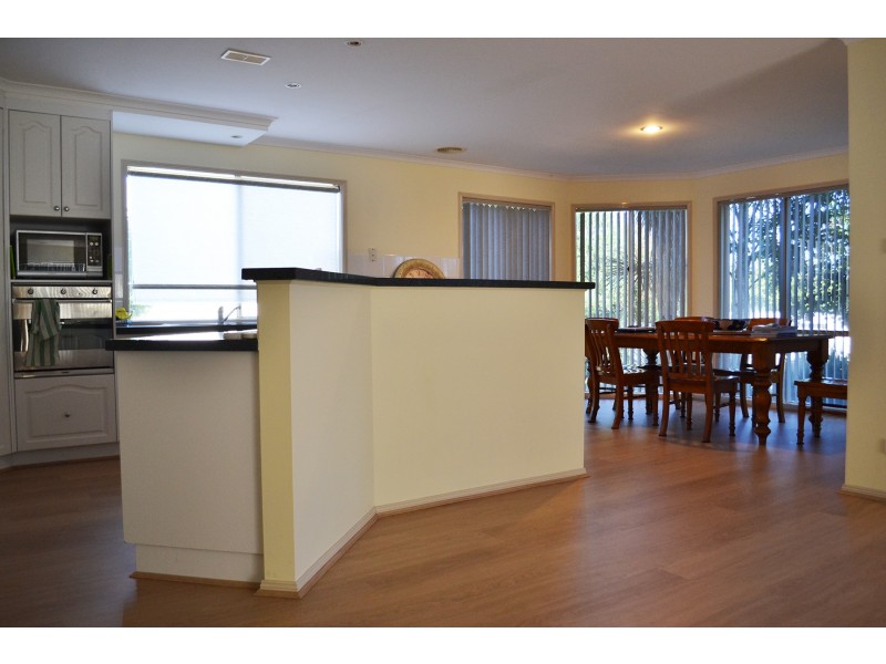 7 Lakehaven Drive, Lake Albert NSW 2650