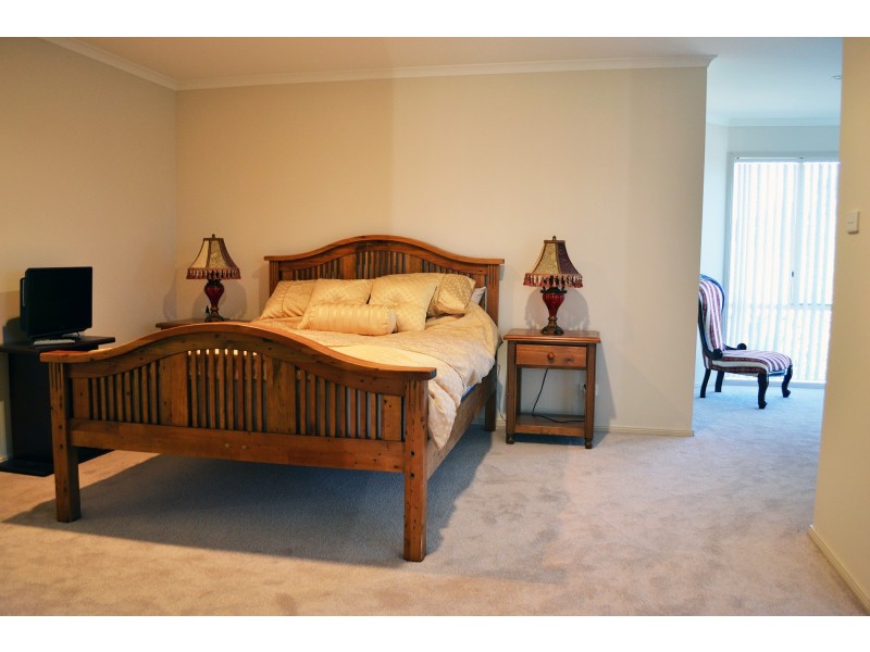 7 Lakehaven Drive, Lake Albert NSW 2650