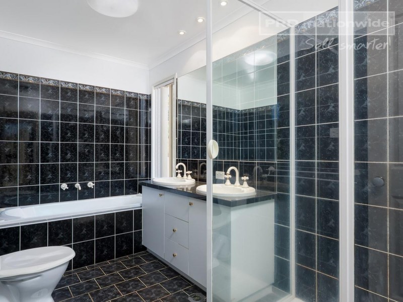 7 Lakehaven Drive, Lake Albert NSW 2650