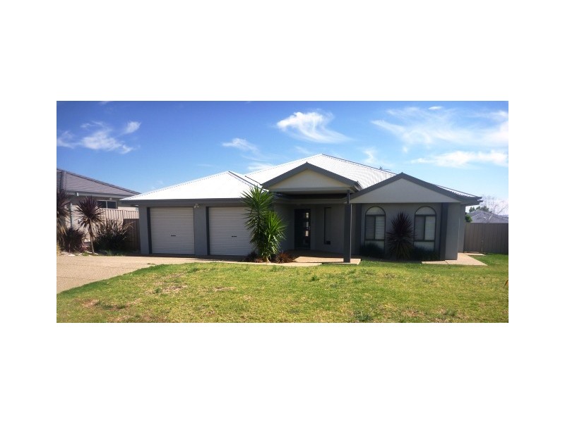 28 Deakin Avenue, Lloyd NSW 2650
