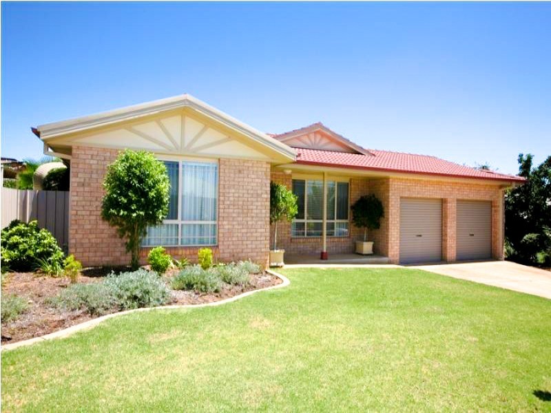 2 Titanga Place, Bourkelands NSW 2650