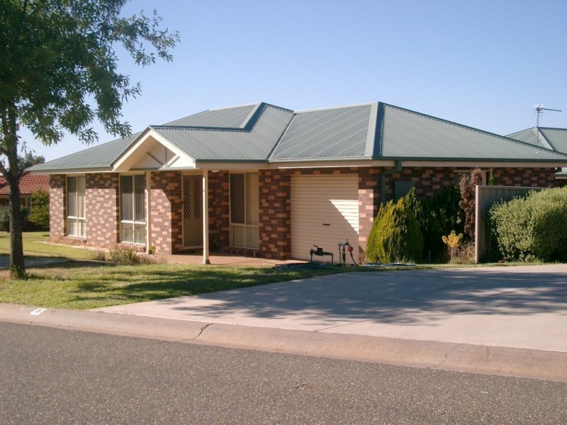 1/6 Galleon Place, Estella NSW 2650