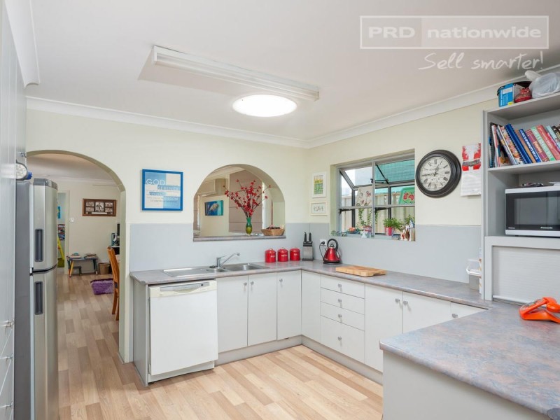 21 Lake Street, Lake Albert NSW 2650