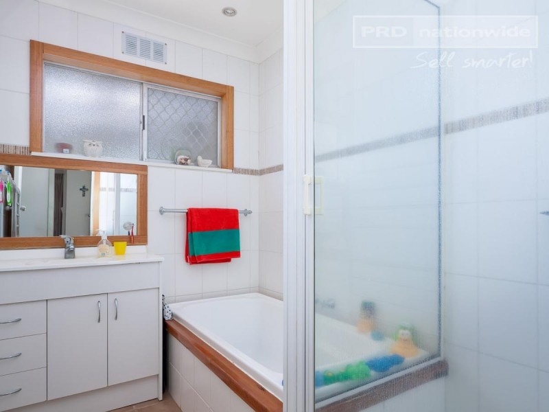 21 Lake Street, Lake Albert NSW 2650