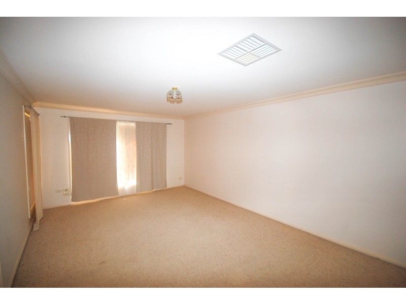 2/18 Wonkana Road, Glenfield Park NSW 2650