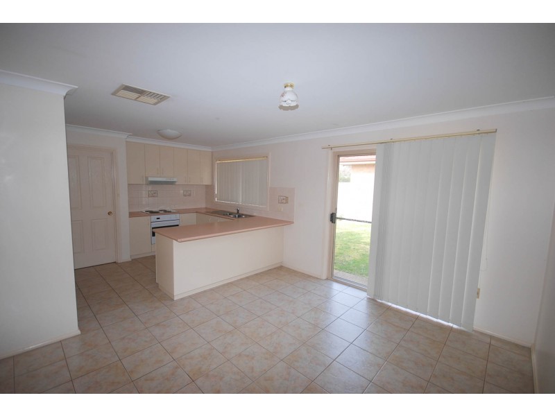 2/18 Wonkana Road, Glenfield Park NSW 2650