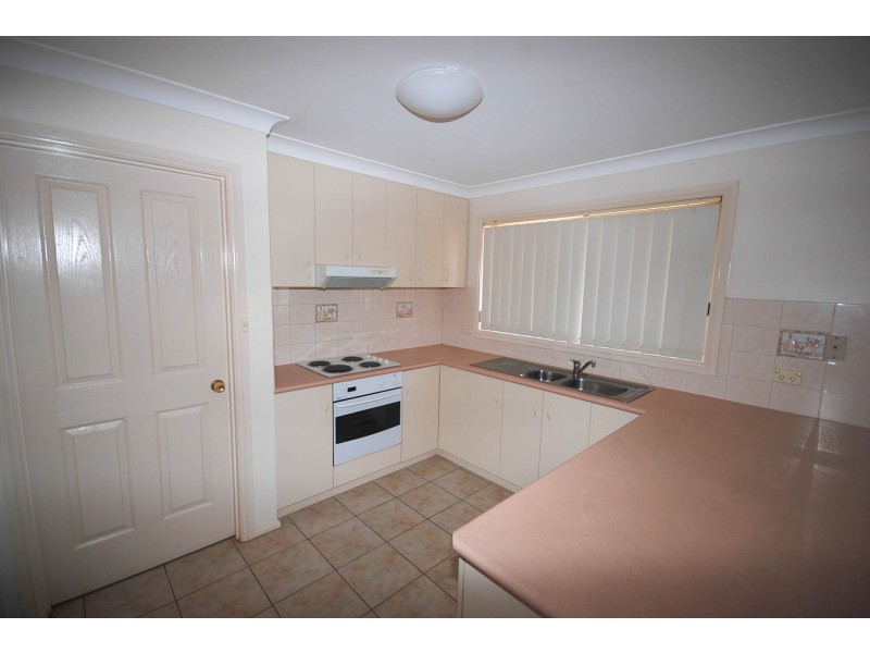 2/18 Wonkana Road, Glenfield Park NSW 2650