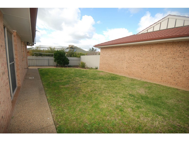 2/18 Wonkana Road, Glenfield Park NSW 2650