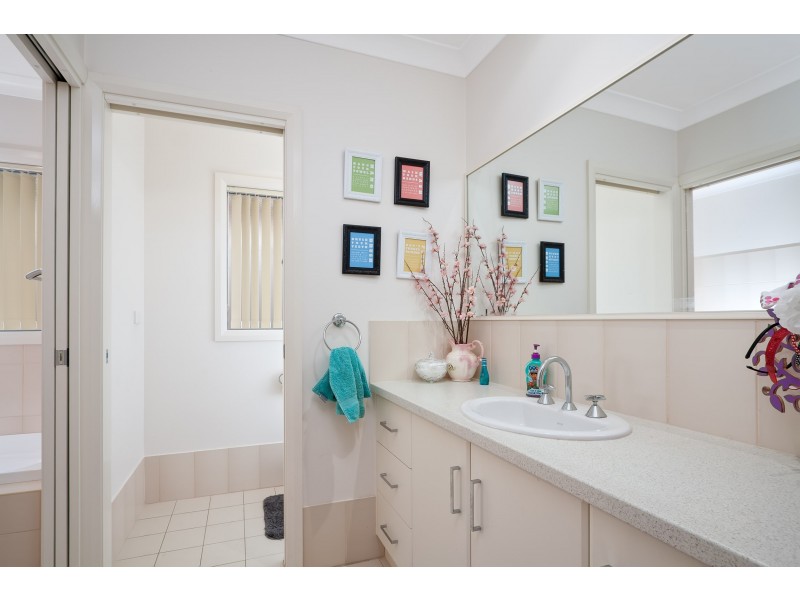11 Bedervale Avenue, Bourkelands NSW 2650